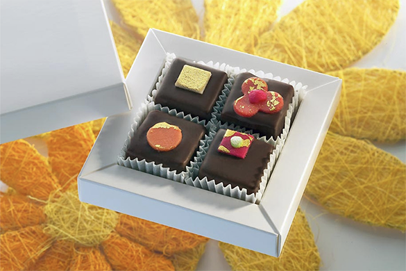 4 chocolats décorés avec des Pétales OR alimentaire OROGOURMET