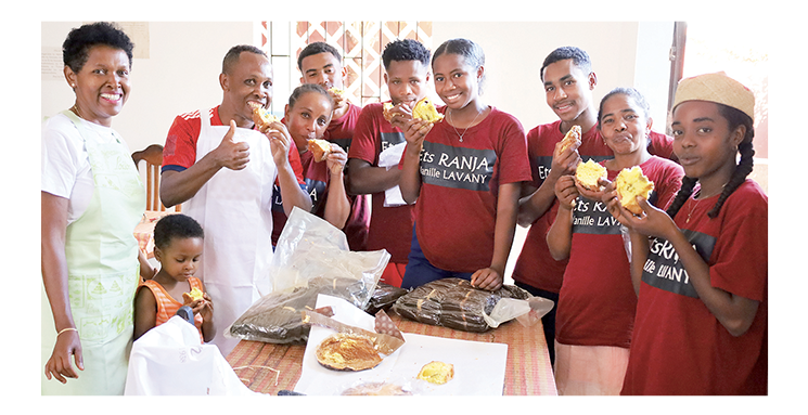 Degustazione di un panettone alla Vaniglia LAVANY di l'Maturazione e il team di confezionamento dello stabilimento RANJA ad Antalaha - Madagascar