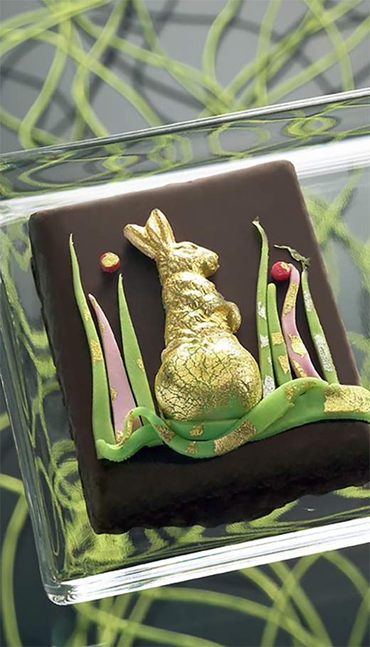 Bonbon lapin en chocolat noir décoré avec une feuiile d'OR véritable qualité alimentaire OROGOURMET distribué par Vanille LAVANY